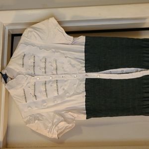 Button shirt with stretch, ruffles around the collar.